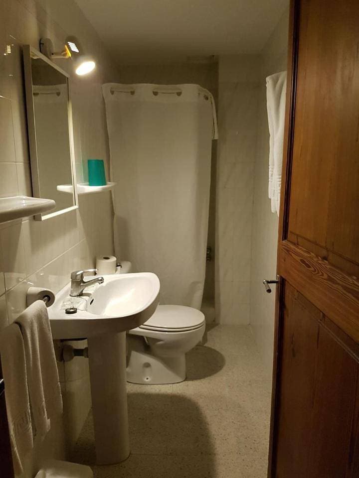 Foto 6 von 9: Twin Room with Bathroom