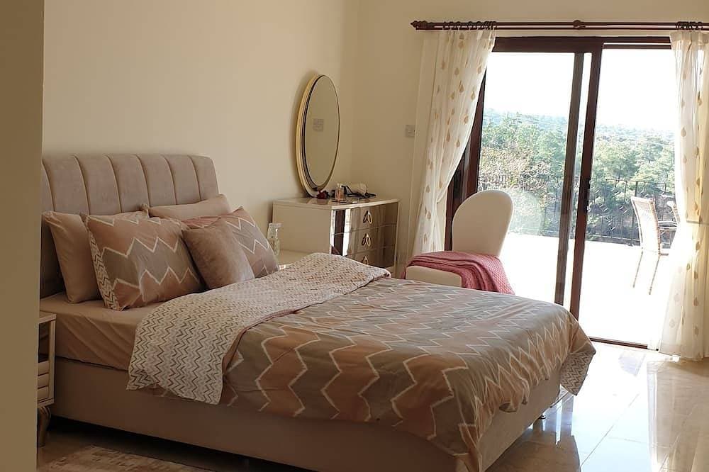 Foto 2 von 26: Spacious Villa With Private Pool, sea and Mountain View