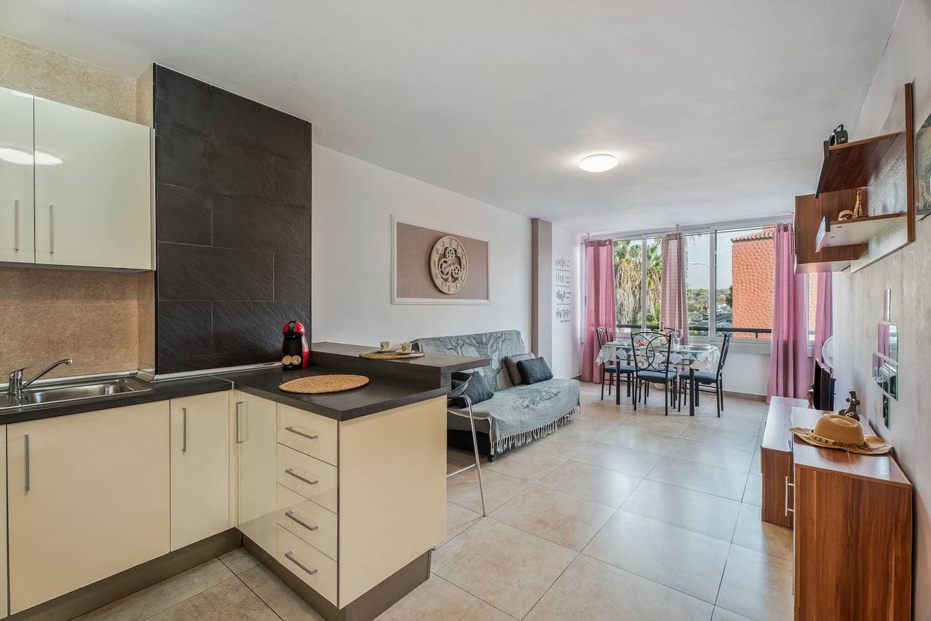 Foto 5 von 33: Ferienwohnung 'Chasna' mit Gemeinschaftspool, Gemeinschaftsgarten und WLAN