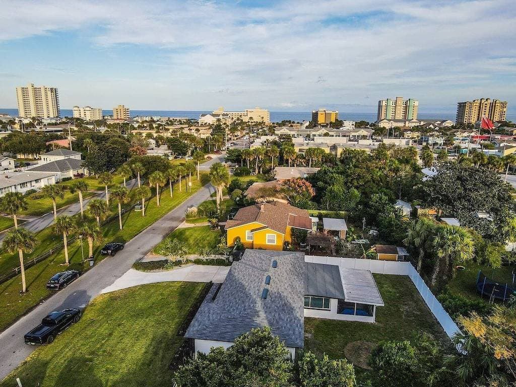 Foto 4 von 43: Retro Retreat | Heated Pool + 5 Blocks to Beach