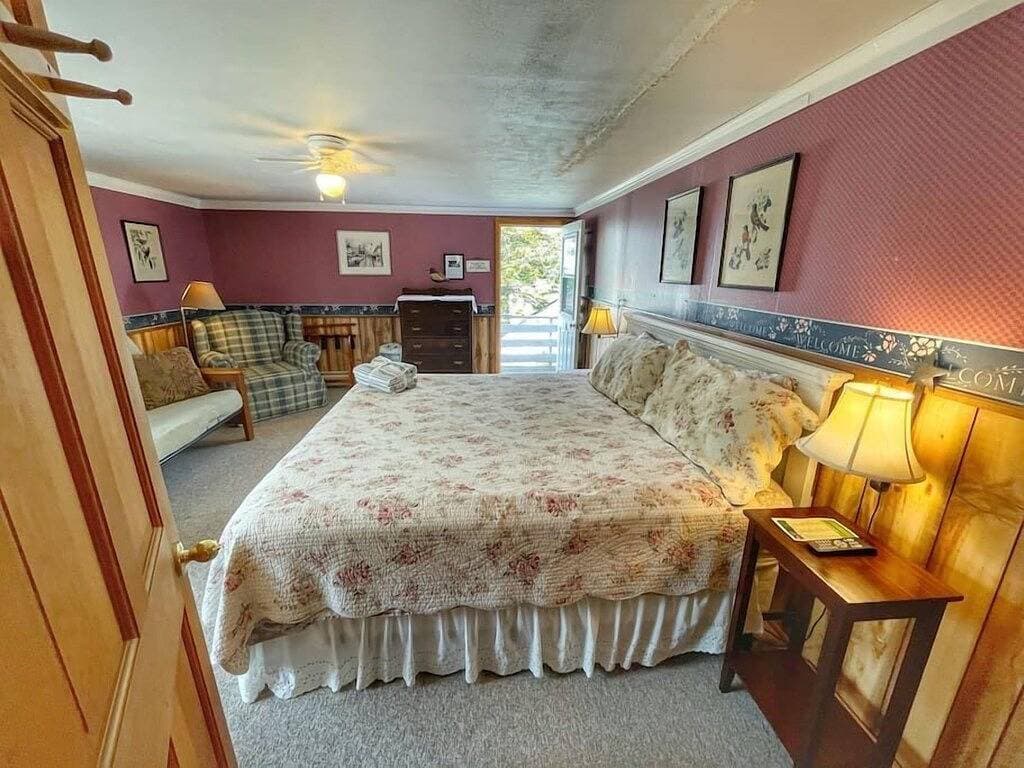 Foto 12 von 19: 17 Lodge Near Acadia. Sleeps 4 Open Hearth Inn