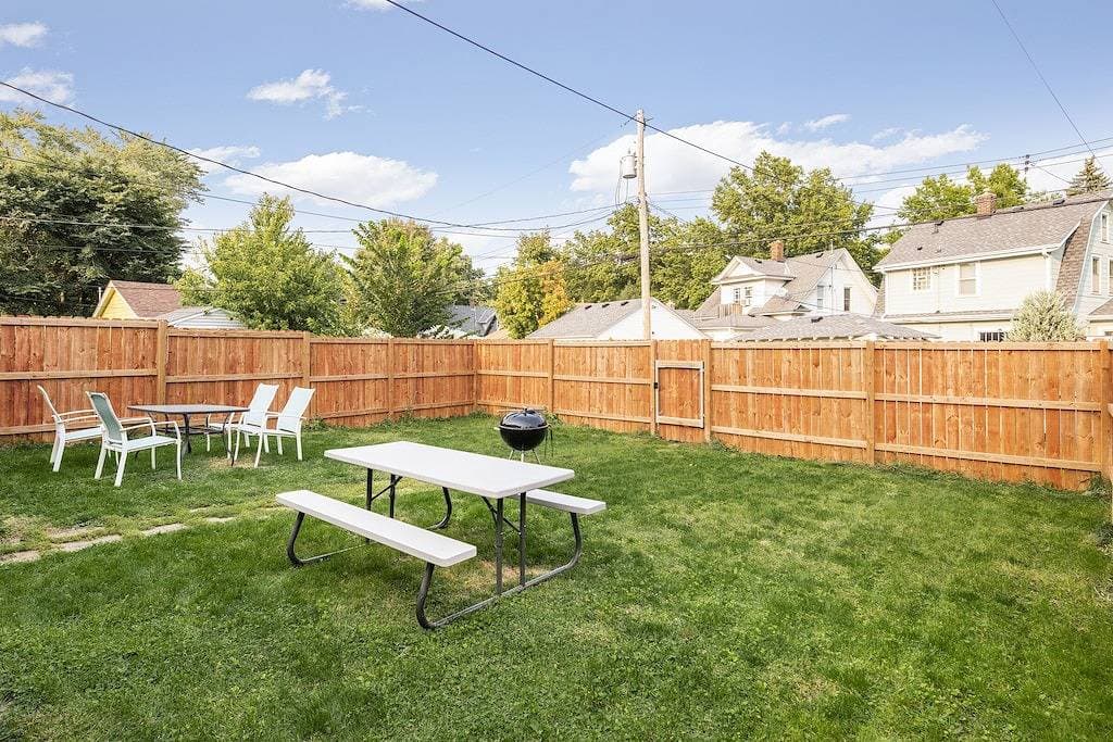 Foto 12 von 33: Walk to Falls / Close to Everything / Fenced Backyard