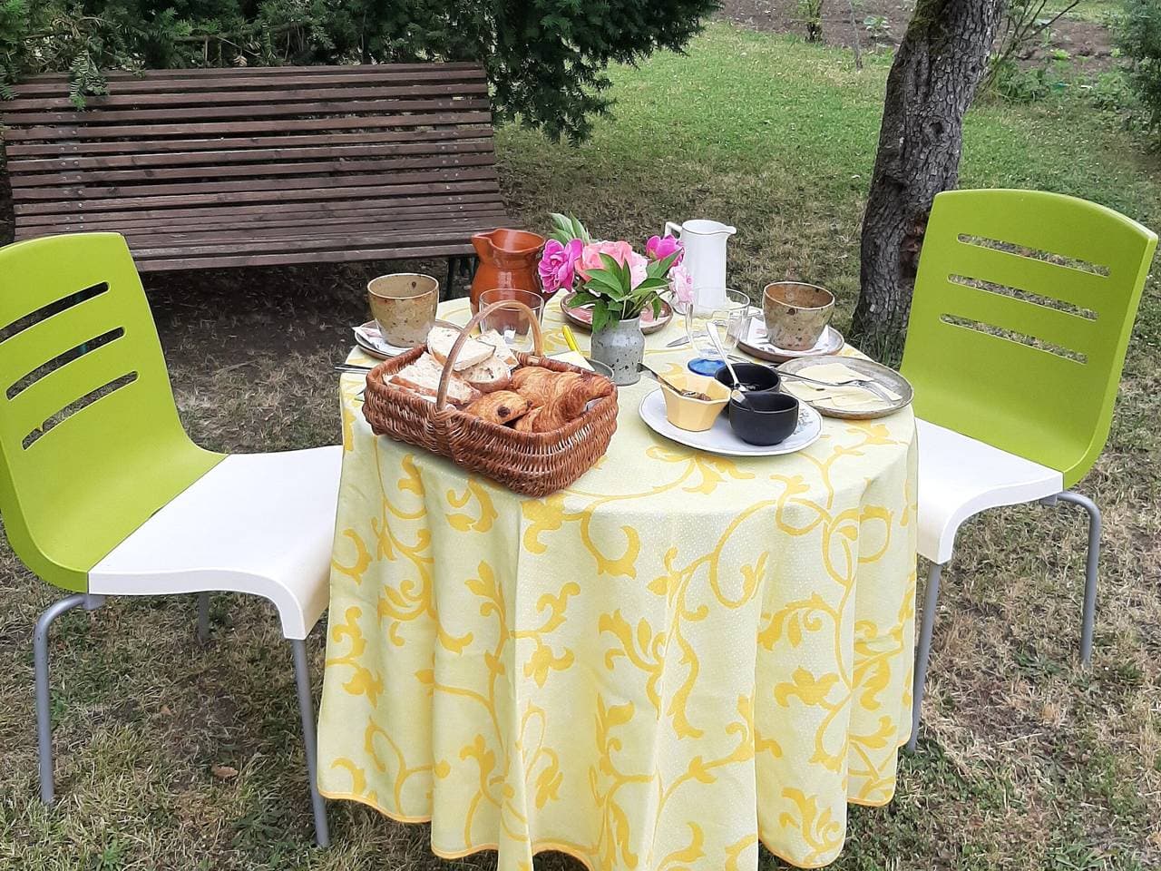 Foto 6 von 21: Gemütliches Zimmer mit Sitzecke und Frühstück