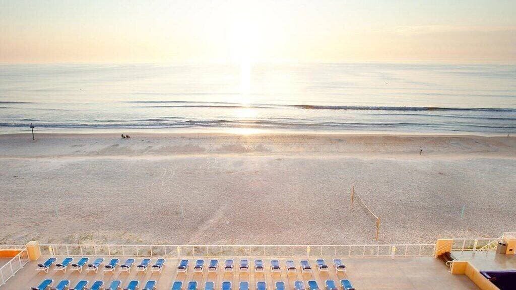 Foto 4 von 10: Ormond Beach | Romantic Beach Retreat | Pool + Beach