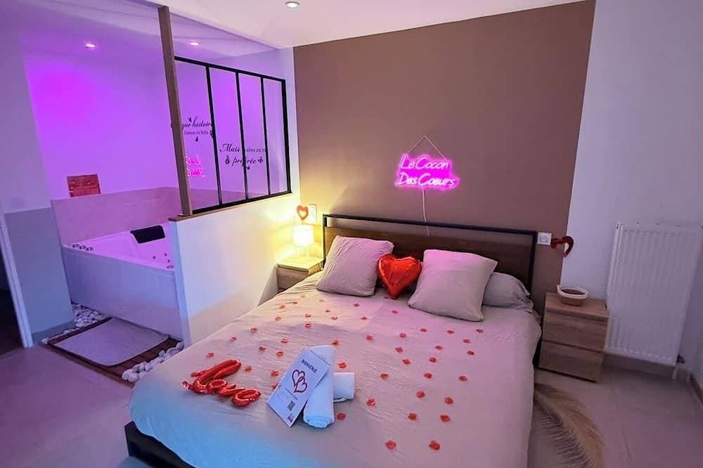 Foto 5 von 11: Suite with Private Jacuzzi Near Paris