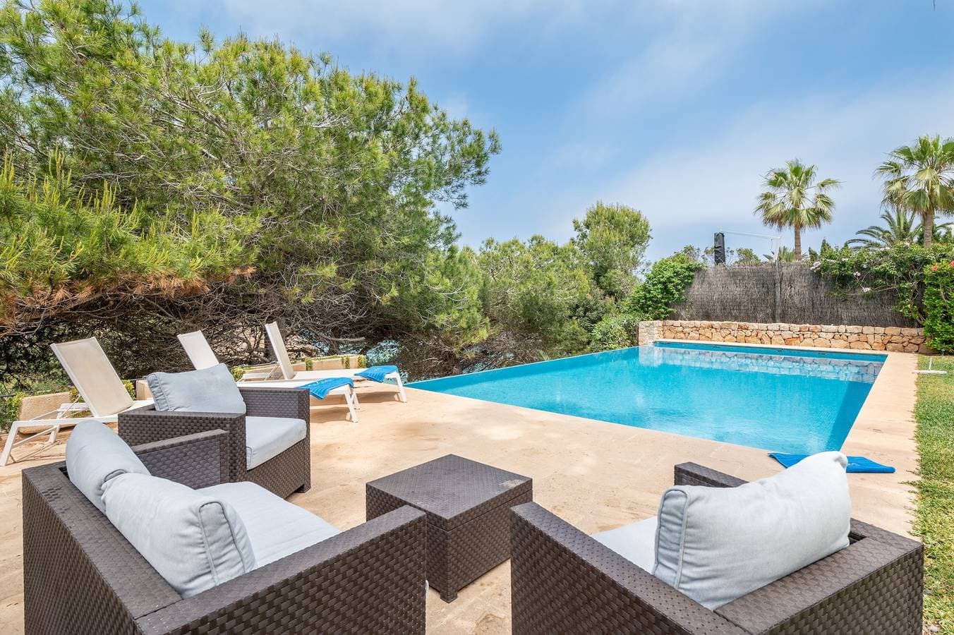 Foto 2 von 26: Moderne Villa in erster Reihe "Sa Caleta" mit Zugang zum Strand