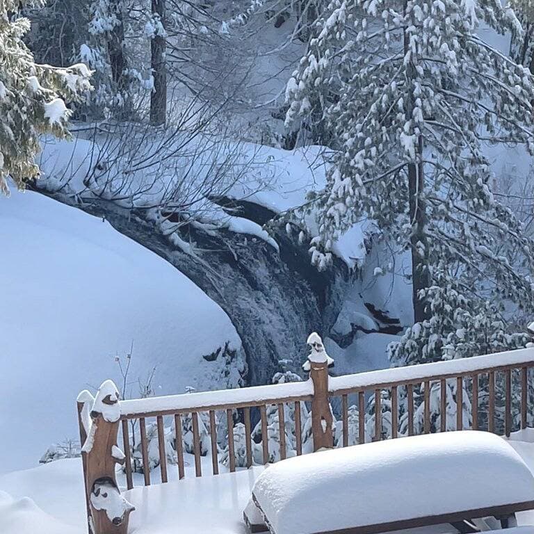 Foto 10 von 50: Waterfall Lodge ~ Yellowstone Vibes + AC + Space