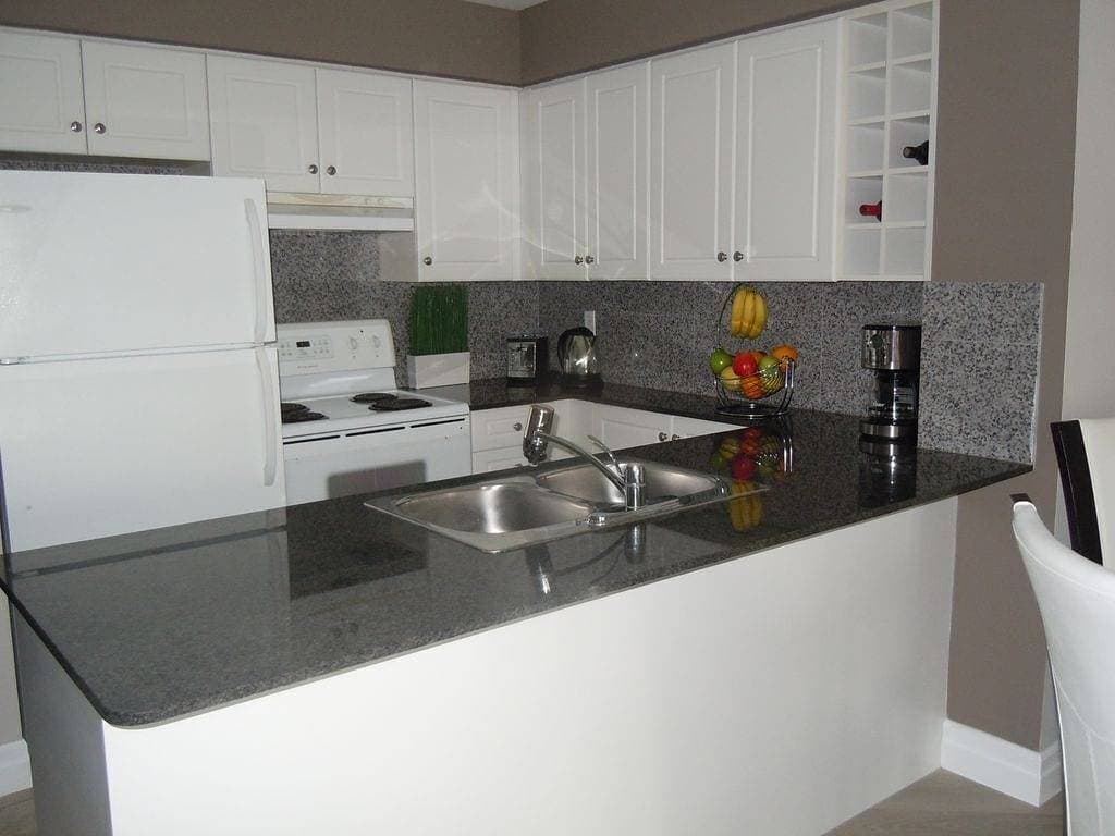 Foto 2 von 28: Luxury 1 Bedroom Condo im Herzen von Downtown Toronto