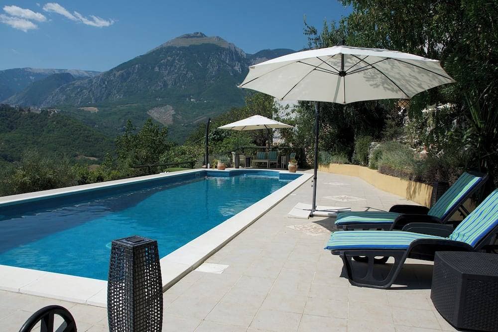 Ein eigenständiges Ferienhäuschen für 1 oder 2 Personen mit einem privaten 12 x 4 m großen Pool 1
