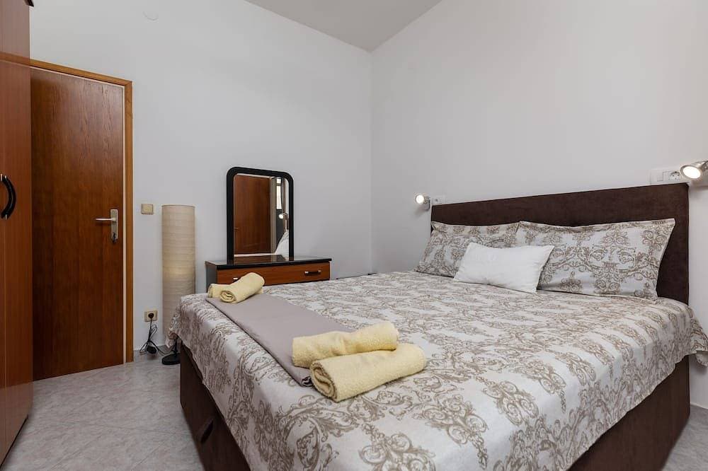 Foto 2 von 13: 2-Zimmer-Ferienwohnung mit Pool am Strand Zavode, Omis