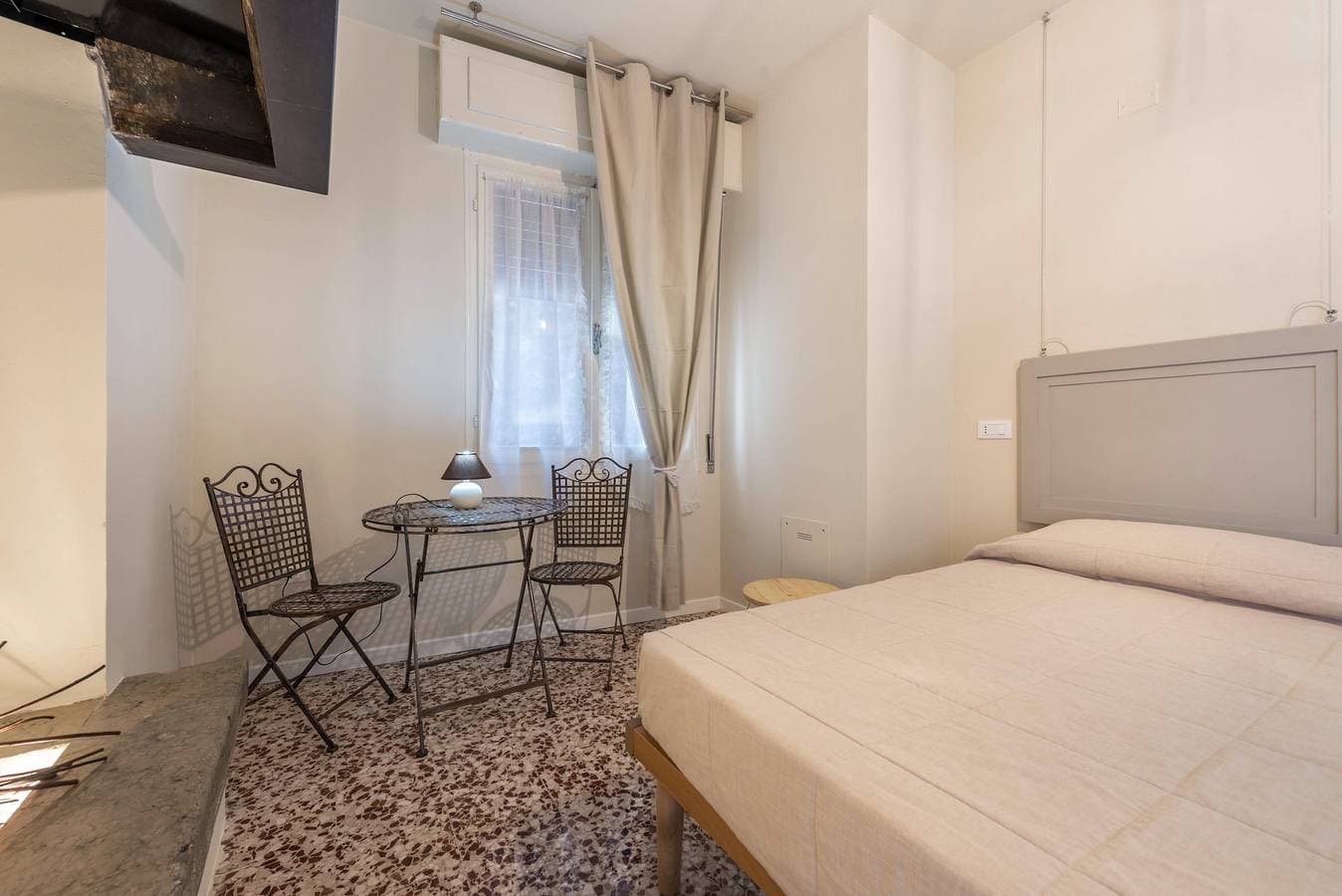 Foto 13 von 25: Ferienwohnung "Nonna Fina" mit Blick auf den See und die Berge, Gemeinschaftspool und WLAN
