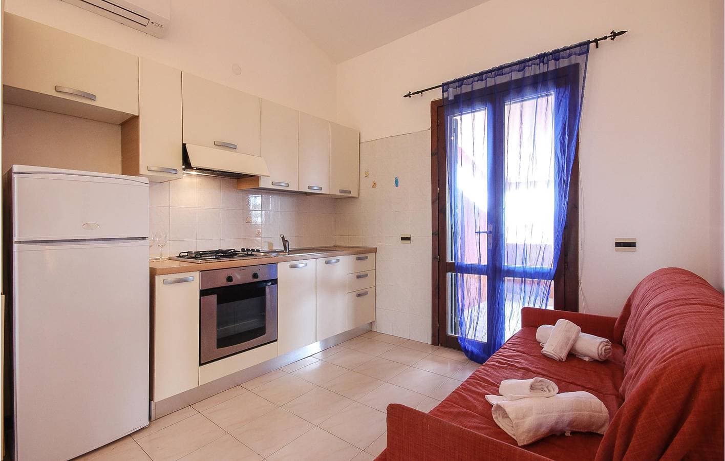 Foto 8 von 17: Costa Rei Coastal Apartment - WiFi, TV, Kaffee, Küche