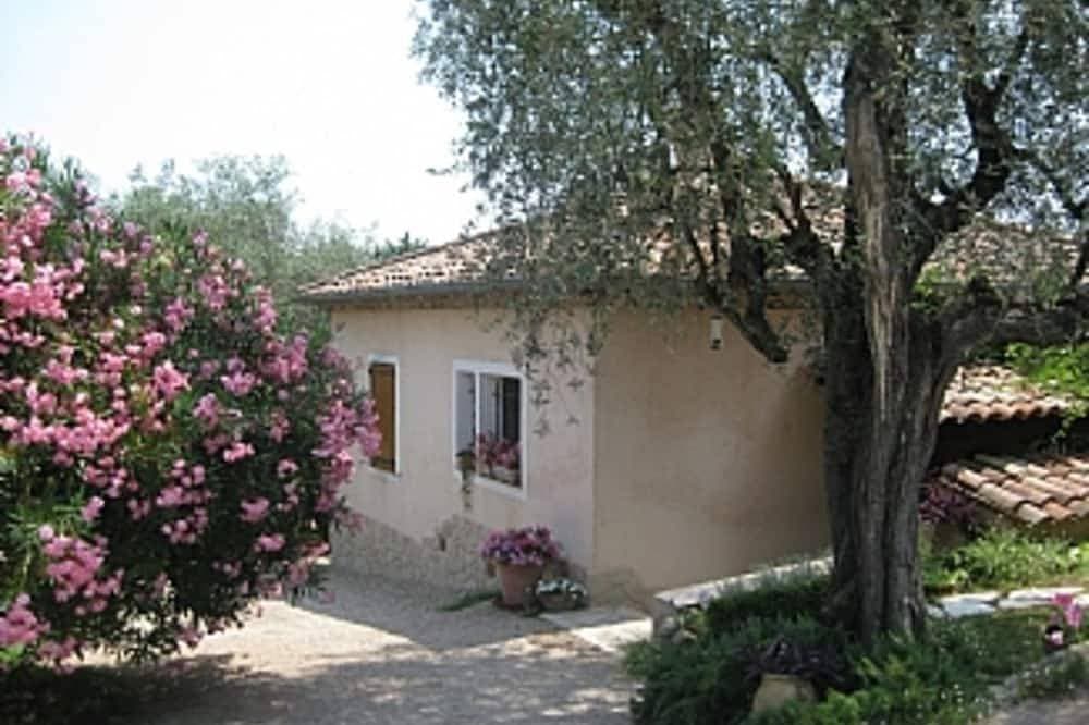 Landhaus-Häuschen im Eigentum mit 13x 5m Pool nahe Valbonne 1