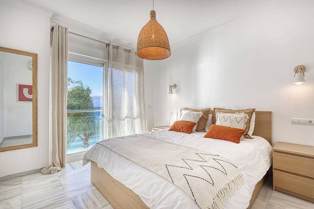 Foto 8 von 30: Apartment on the beachfront in Estepona,
