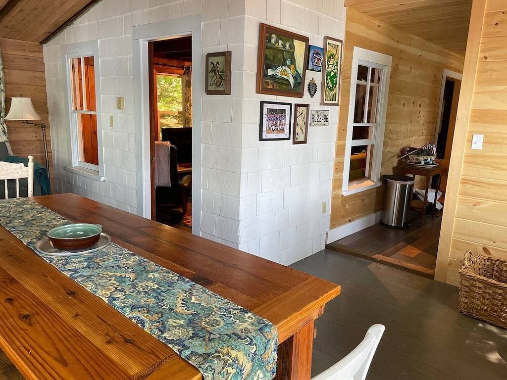 Foto 10 von 32: Cozy 100-year-old Maine camp, steps to Little Sebago Lake