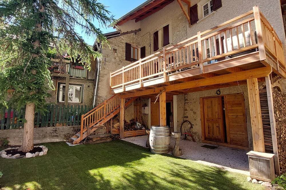 Spacious house in the heart of the Colmars ramparts! 1