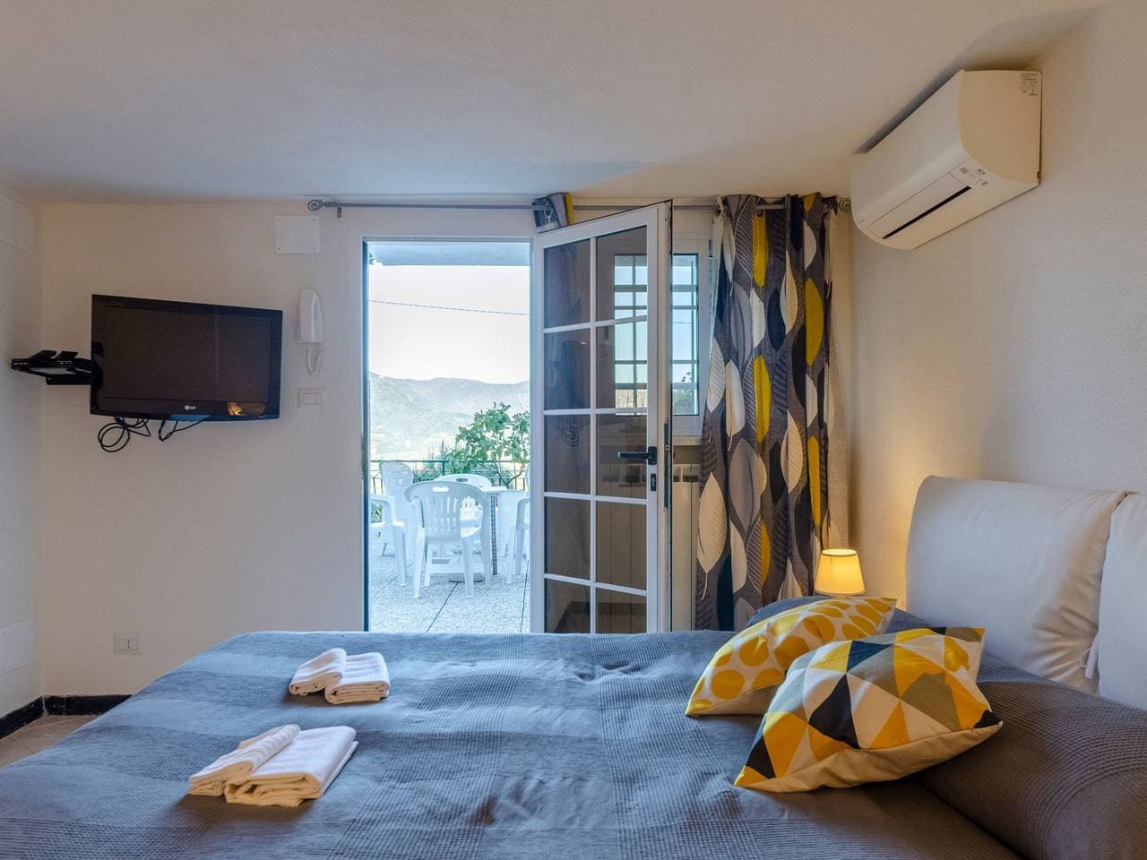 Foto 12 von 29: Einzimmerwohnung mit Terrasse und Blick auf den Berg
