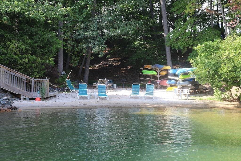 Foto 12 von 44: Charming Lakefront Condo at Bernard's Landing, only steps from the shore!