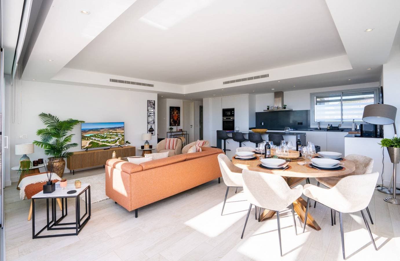 Foto 11 von 52: Stylish 3-Bed Apartment | Alcazaba Lagoon