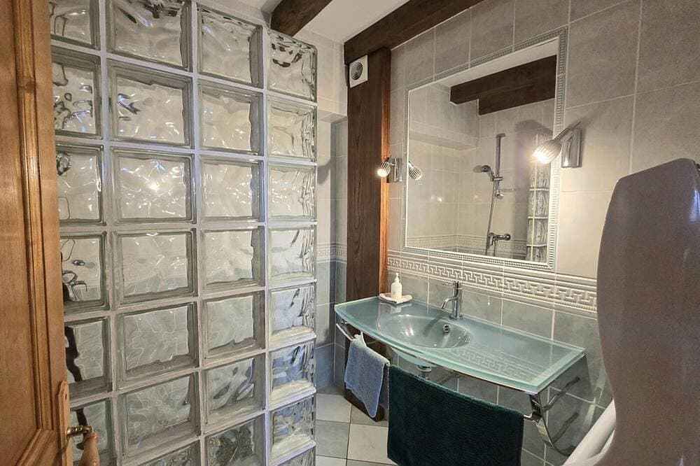 Foto 12 von 30: Charmante maison avec piscine, jardin de 3500m², salle de sport et cheminée à Villamblard