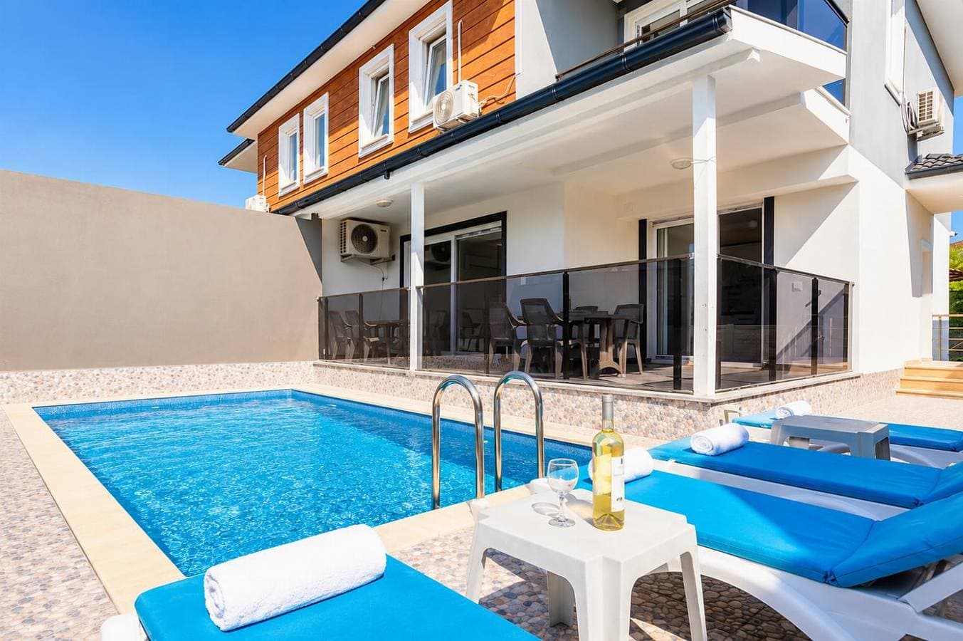 Foto 3 von 17: Villa für 9 Personen mit Terrasse