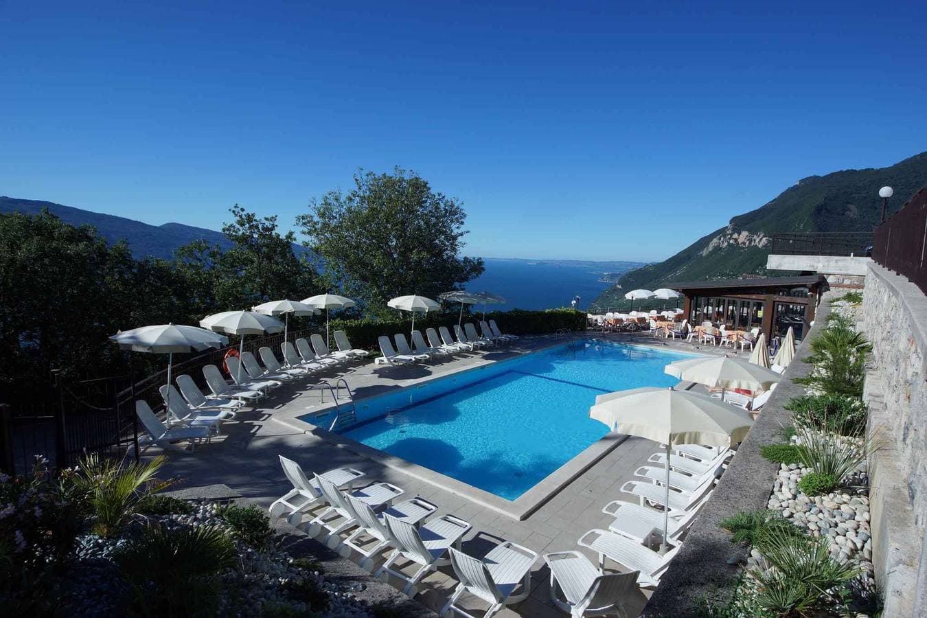 Foto 6 von 27: Ferienwohnung mit Seeblick und Pool