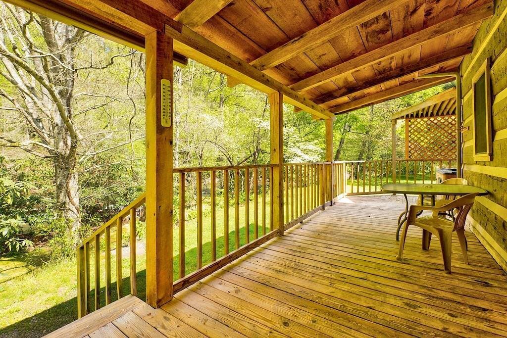 Foto 3 von 45: Vor Liebe platzende Herzen (Romantic Creekside Retreat)