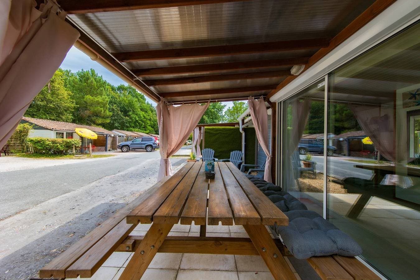Foto 12 von 33: Ferienwohnung 'Chalet B Village Vacances' mit Gemeinschaftspool, privater Terrasse und WLAN