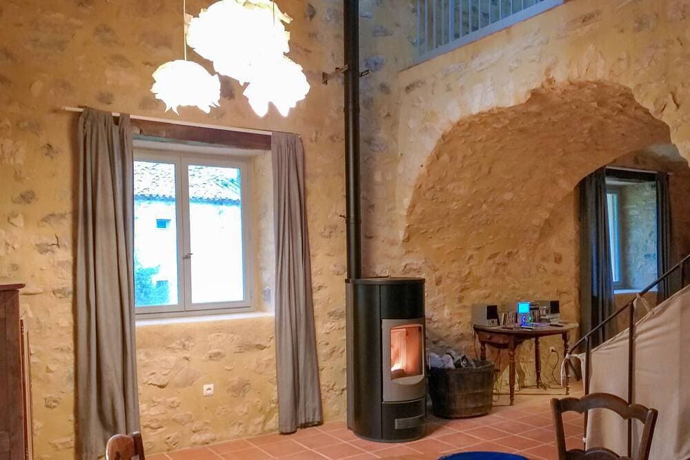 Foto 13 von 30: Atemberaubendes Haus in Gras mit privatem Swimmingpool, der sowohl drinnen als.