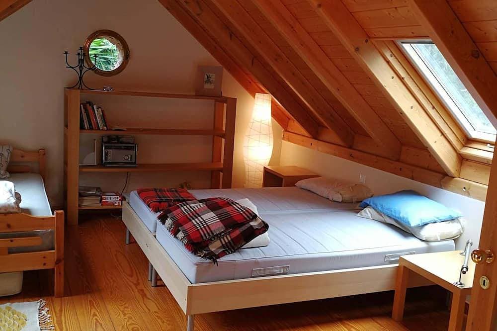 Foto 3 von 30: Small villa with a large private and quiet garden, 10 min walk from Metro