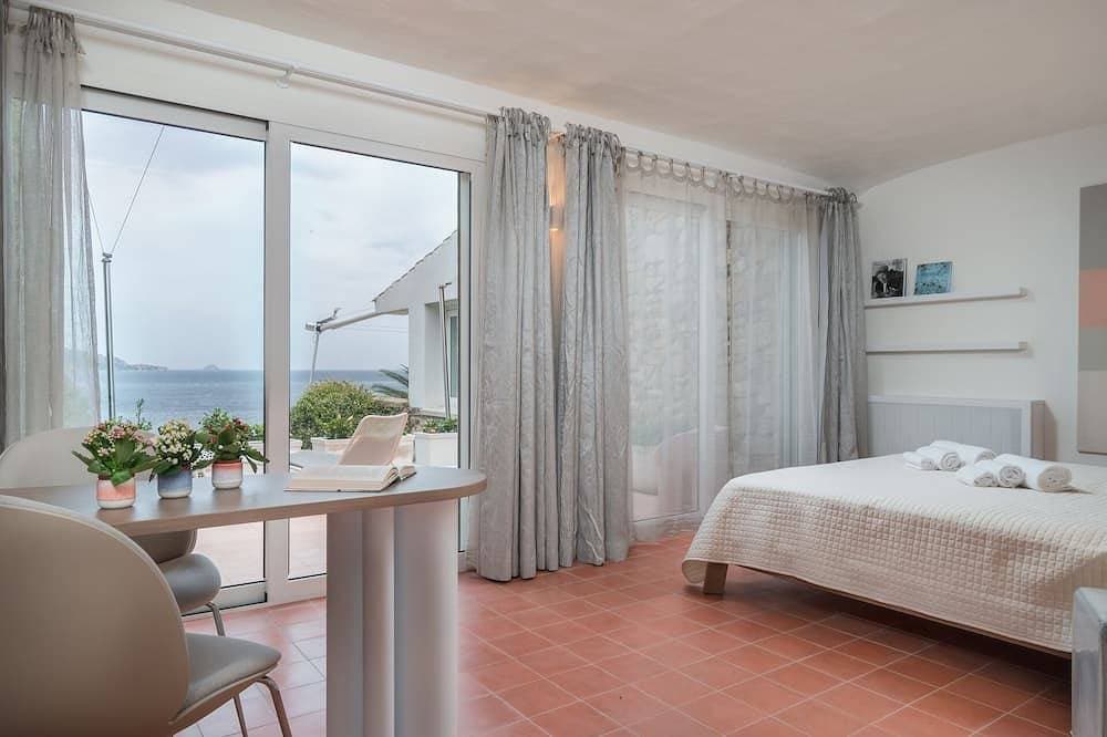 Foto 7 von 30: Waterfront mediterranean style villa with stunning sea views