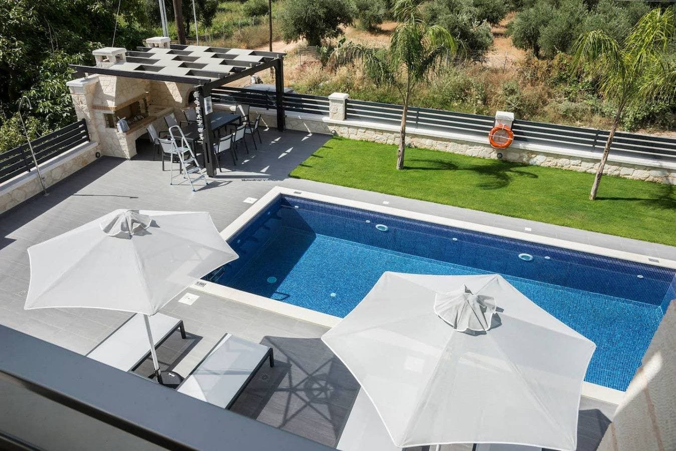 Foto 2 von 32: Villa 200m to Beach & Amenities w/Pool, Sauna, BBQ