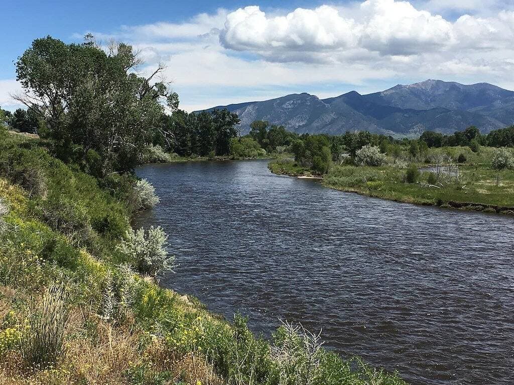 Foto 9 von 52: River Rest Luxury Cabin - The Beaverhead. Beautiful River and Mountain Views!!!
