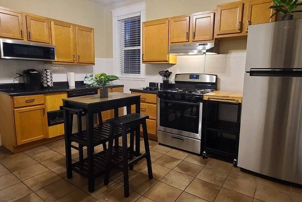 Foto 2 von 11: Dog-Friendly King Apt | Full Kitchen & Laundry