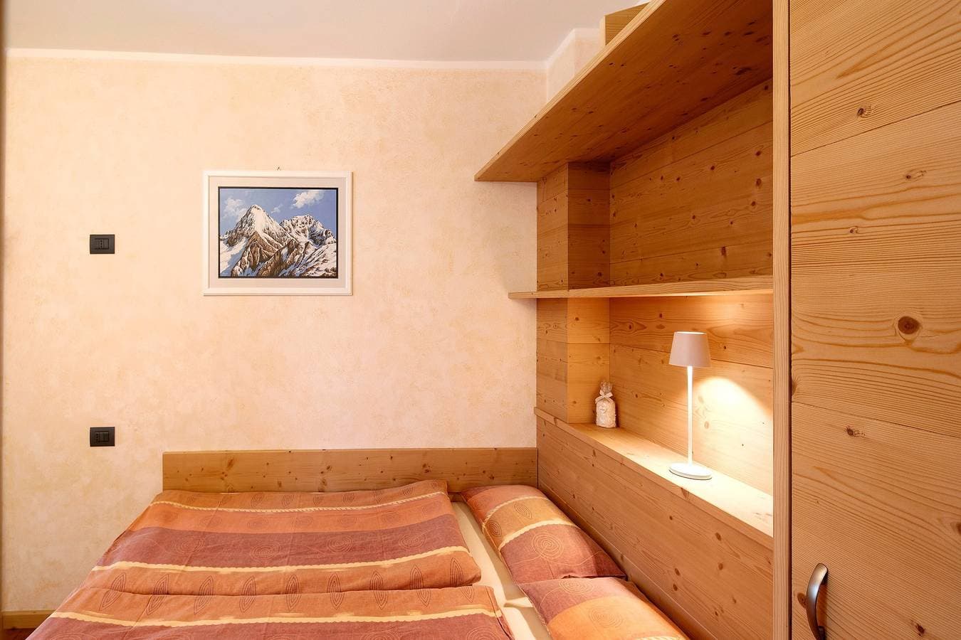 Foto 13 von 21: Ferienwohnung 'Residenz Attila Giardino' mit Bergblick, Gemeinschaftsgarten & WLAN