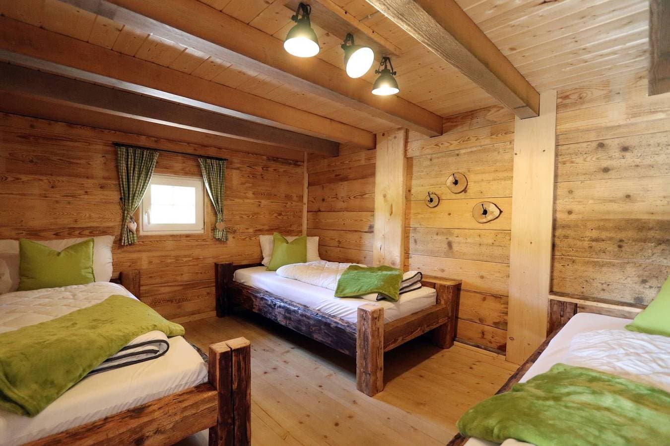 Foto 4 von 34: Kabine 'Ferienhütte Biobetrieb Lippenhof' mit Privatterrasse und Balkon