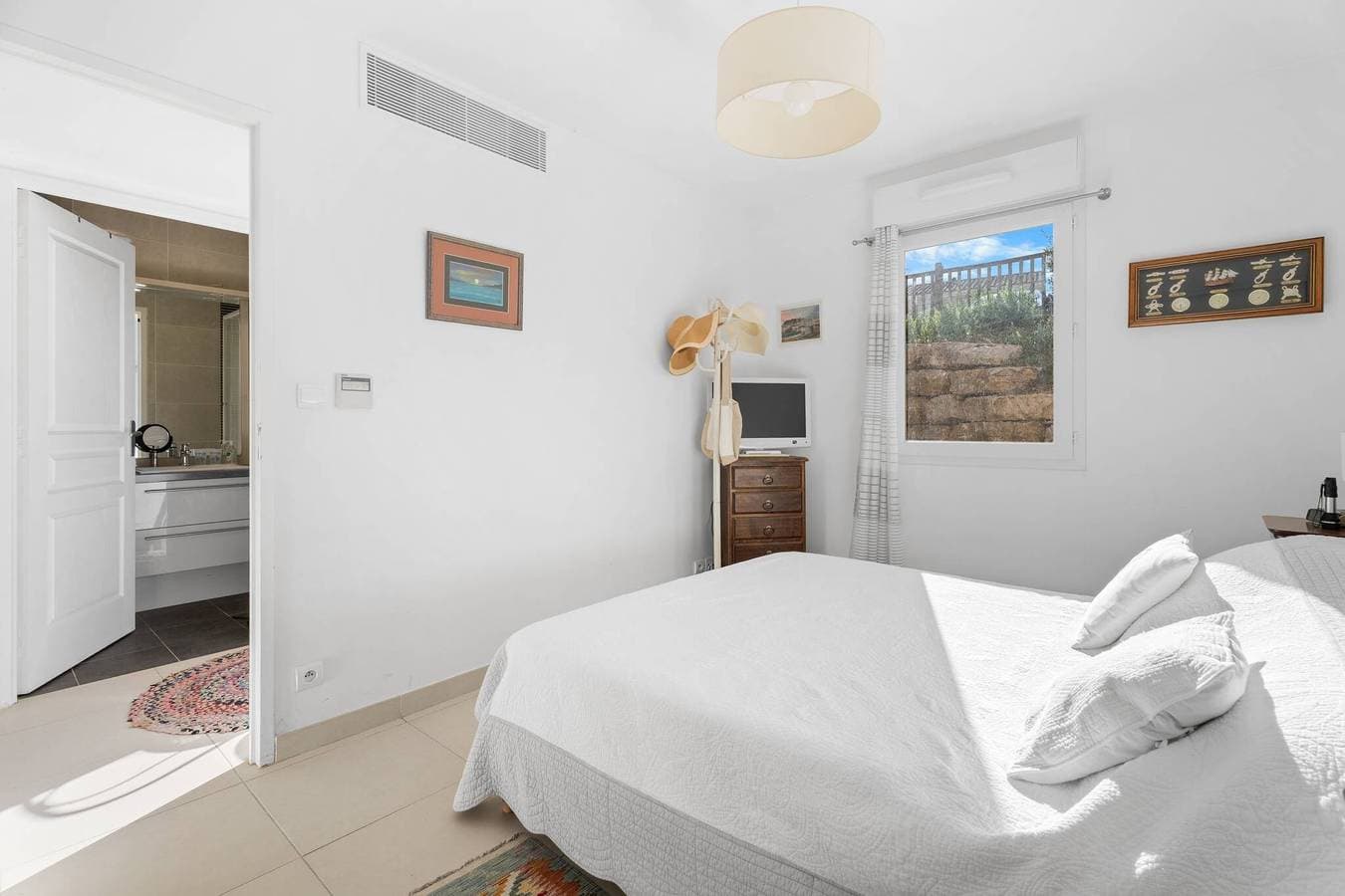 Foto 7 von 20: Apartment 'Grand T2 nahe Strand' mit Seeblick, Gemeinschaftspool und Klimaanlage