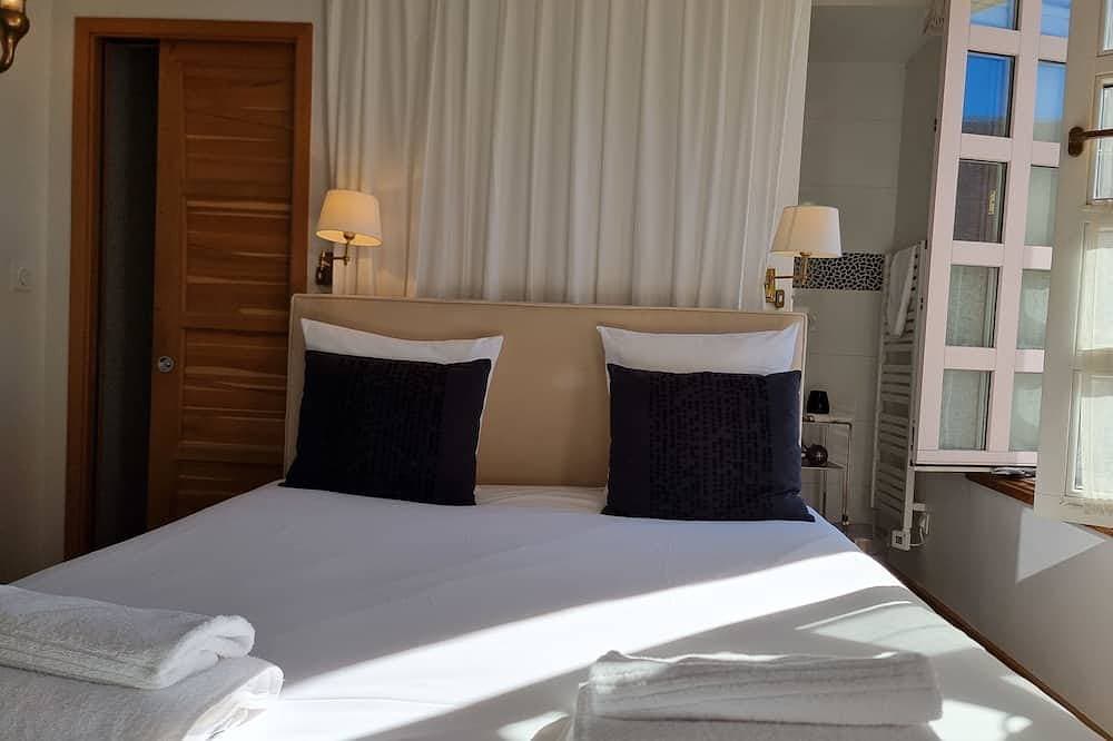 Foto 3 von 10: Houdaille 2 - Helle Suite mit Blick auf den Hafen von Honfleur