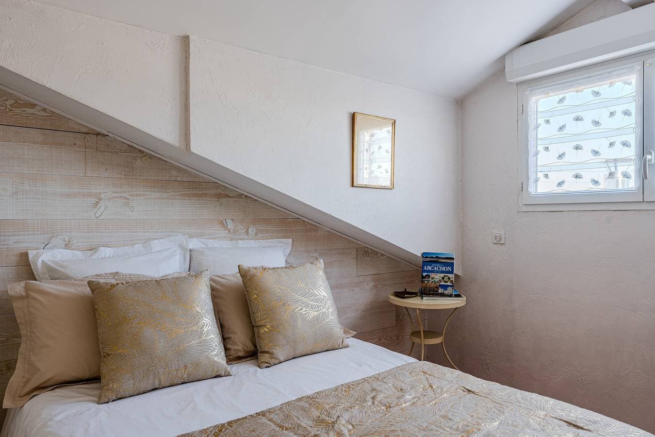 Foto 6 von 20: Gästezimmer 'La Chambre Dorée Du Bassin' mit privatem Garten und WLAN