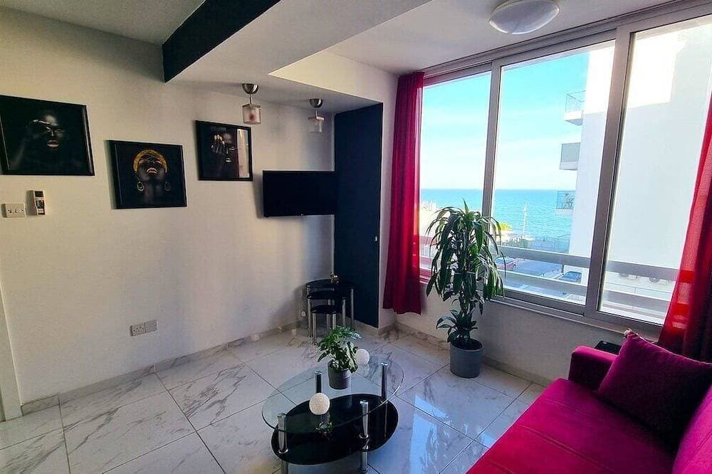 Foto 7 von 19: Cozy Sea View Apt w/ pool access + Netflix
