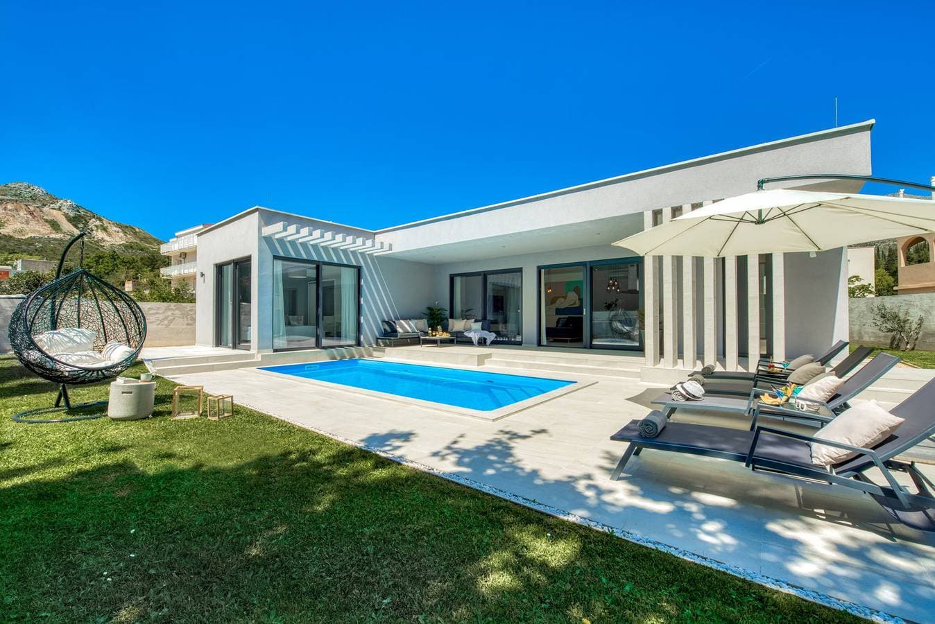 Villa Fyra mit Pool 1