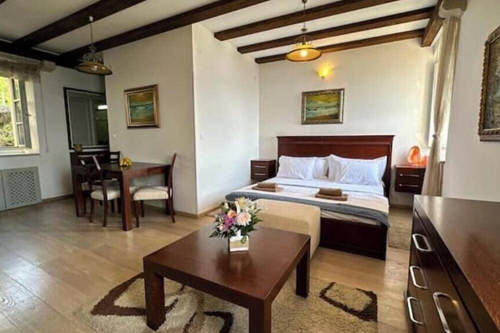 Foto 3 von 30: Levanat Studio – Cozy Historic Escape with Spectacular Views