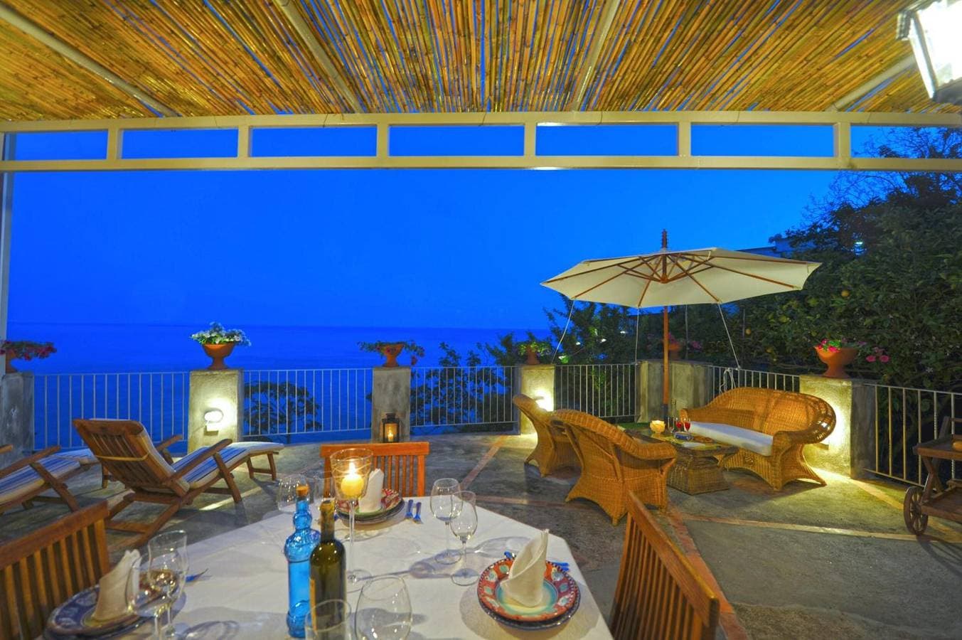 Foto 11 von 20: Palazzo Rocco Villa Red Moon in Love – Traumhafte Terrasse mit Meerblick an der Amalfiküste