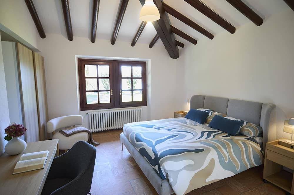Detached lakefront cottage 1