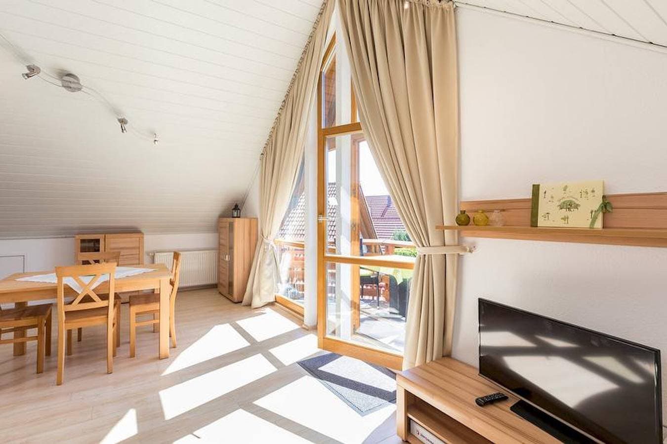 Foto 4 von 15: Lichtdurchflutete Dachgeschosswohnung "Lauser Dg" in ruhiger Gegend mit WLAN & Balkon