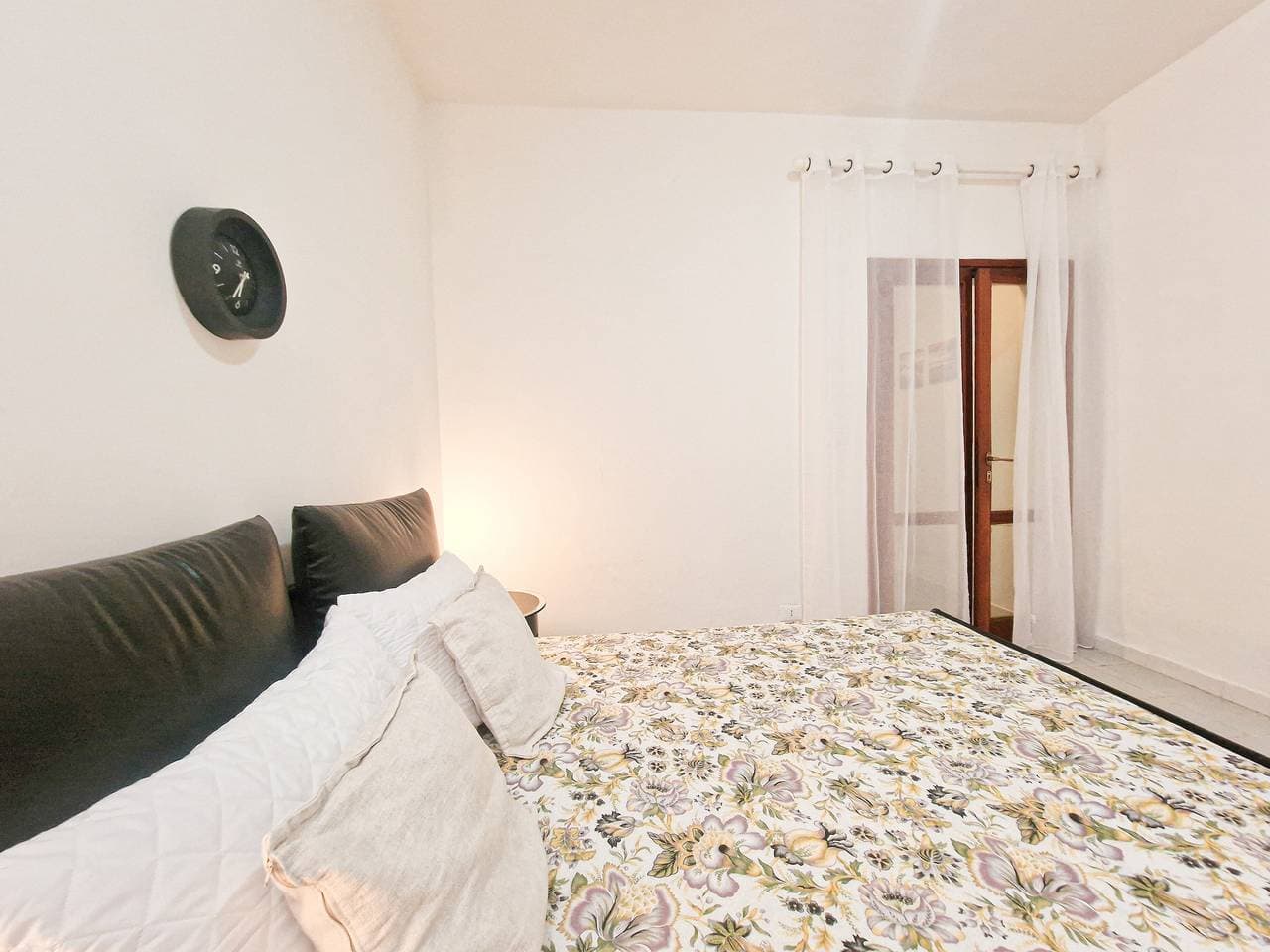 Foto 12 von 25: Ferienwohnung 'Trilocale Maestrale Beach' mit Meerblick, privater Terrasse & Klimaanlage