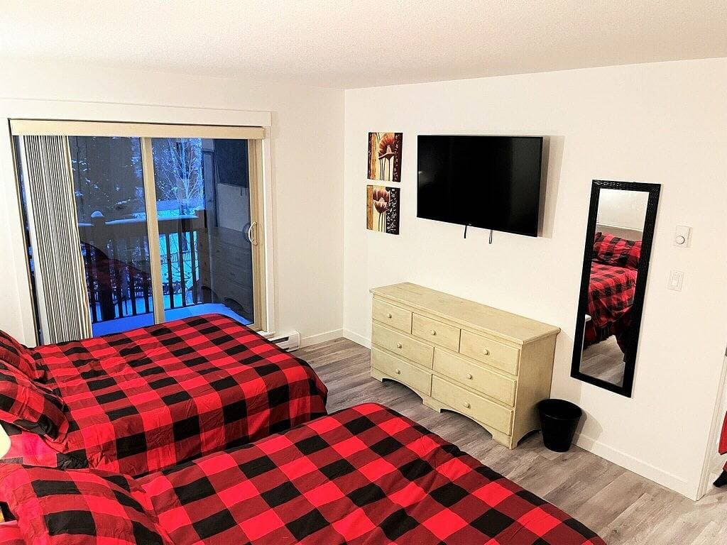 Foto 5 von 13: Renovated 3 bedroom condo, lower village, steps from the gondola and Toby pool.