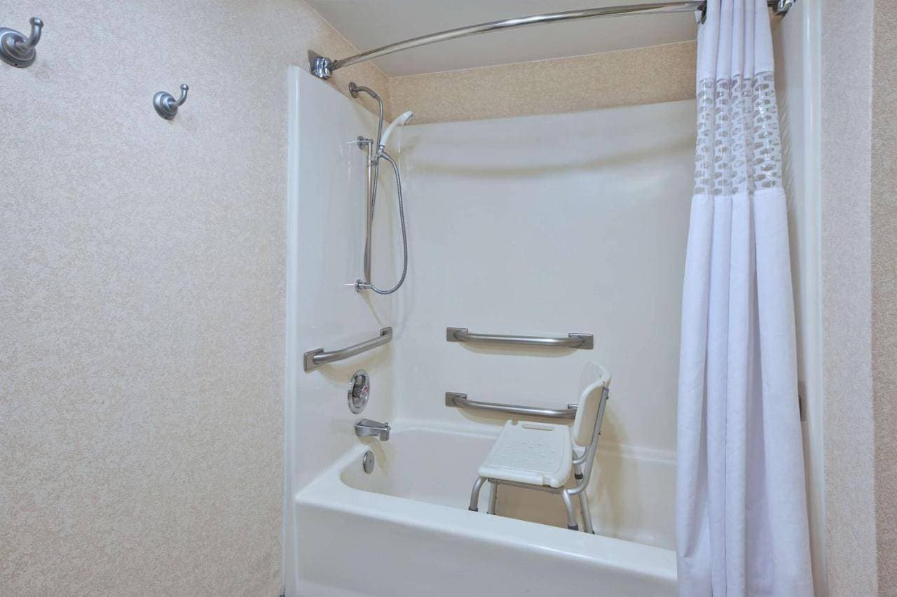 Foto 8 von 9: Double Room with Accessible Tub - Mobility Access