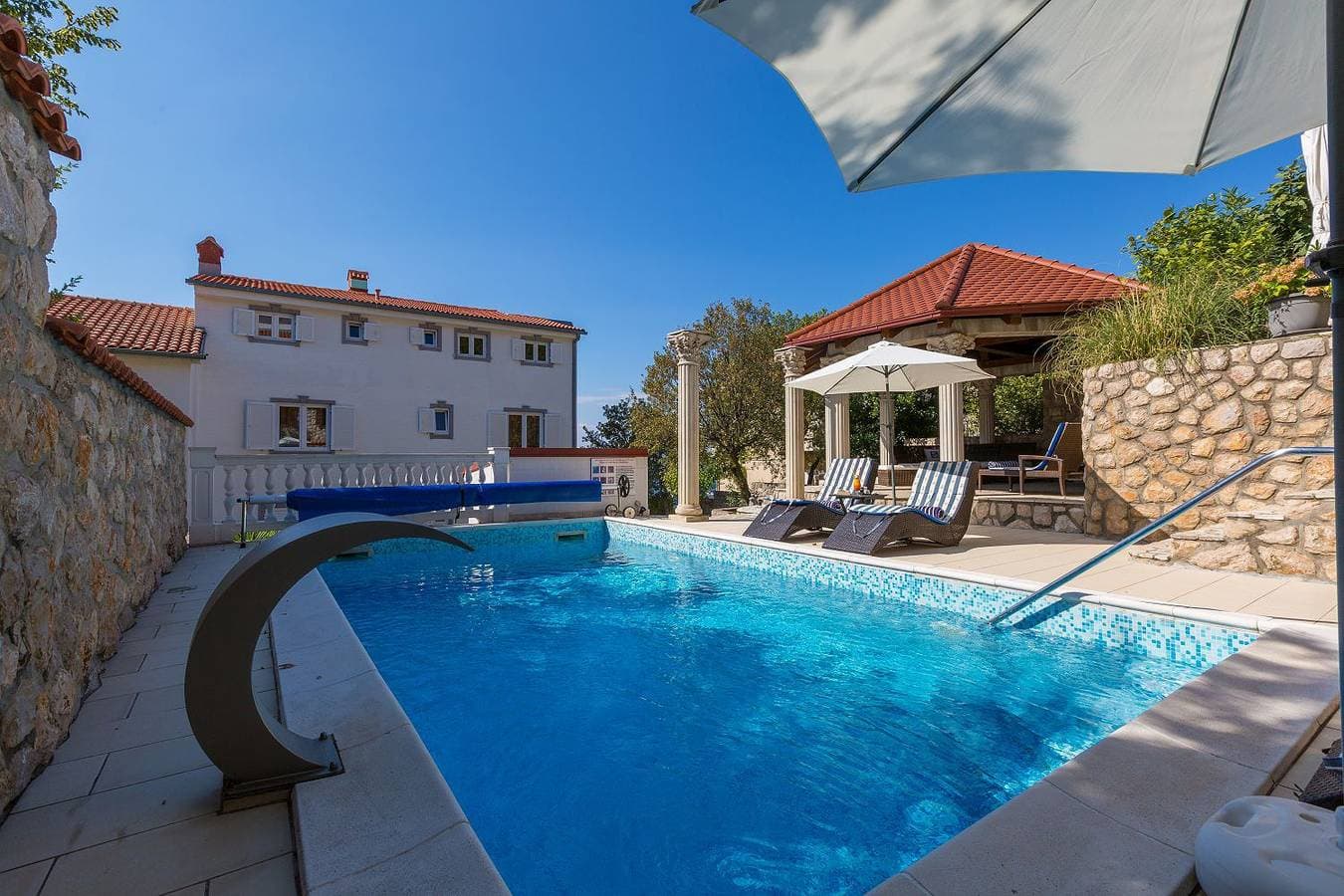 Foto 3 von 26: Reizendes Apartment nur 700 Meter zum Strand mit Meerblick, Pool, BBQ, WiFi