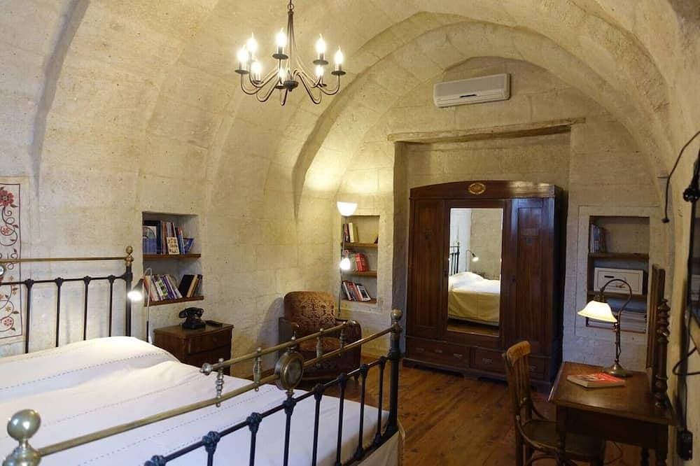 Foto 2 von 14: 3-Bedroom Stone House with a View